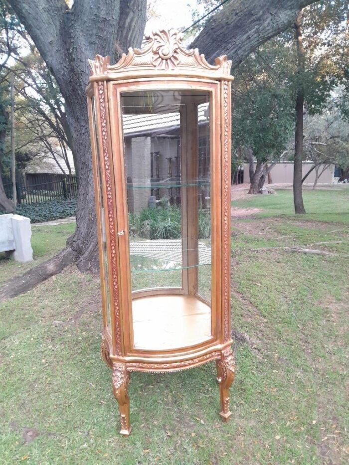 A Pair of 20th Century French Style Pair Carved & Gilded Display Cabinets  / Vitrines - Image 6