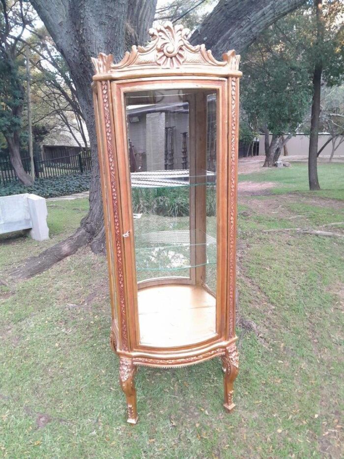 A Pair of 20th Century French Style Pair Carved & Gilded Display Cabinets  / Vitrines - Image 7