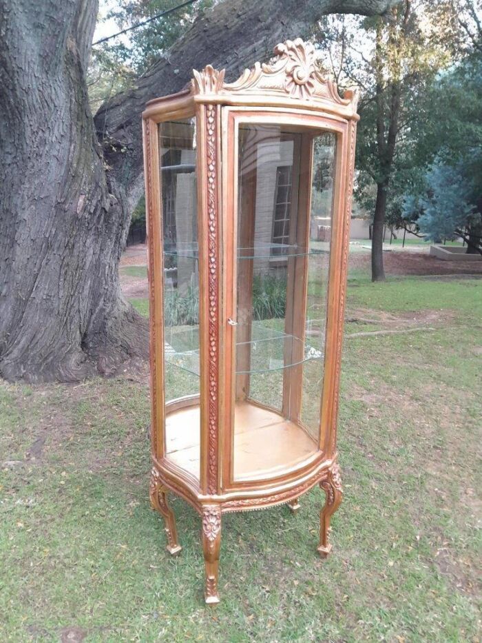 A Pair of 20th Century French Style Pair Carved & Gilded Display Cabinets  / Vitrines - Image 8