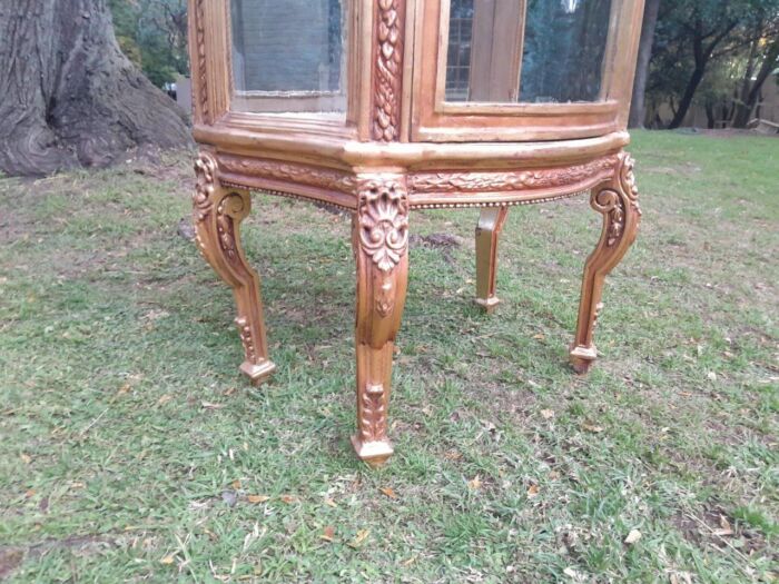 A Pair of 20th Century French Style Pair Carved & Gilded Display Cabinets  / Vitrines - Image 9