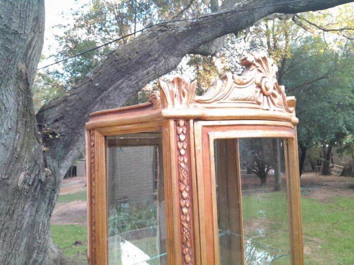 A Pair of 20th Century French Style Pair Carved & Gilded Display Cabinets  / Vitrines - Image 10