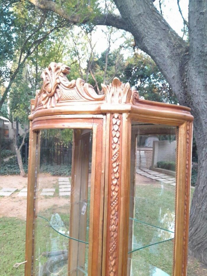 A Pair of 20th Century French Style Pair Carved & Gilded Display Cabinets  / Vitrines - Image 12