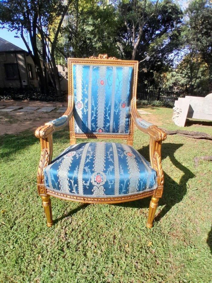 A 20th Century French Style Pair of Gilt Wood Arm Chairs - Image 5