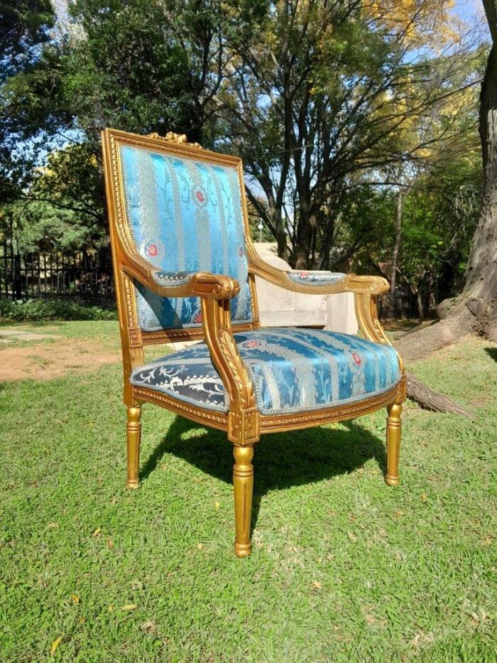 A 20th Century French Style Pair of Gilt Wood Arm Chairs - Image 6