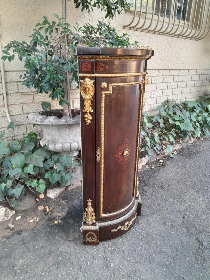 An Early 20thC French Style Mahogany Cabinet with Gilt Mounts, Gallery and Inlay - Image 4