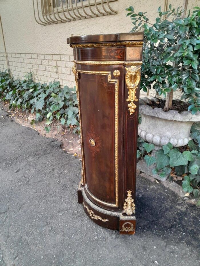 An Early 20thC French Style Mahogany Cabinet with Gilt Mounts, Gallery and Inlay - Image 5