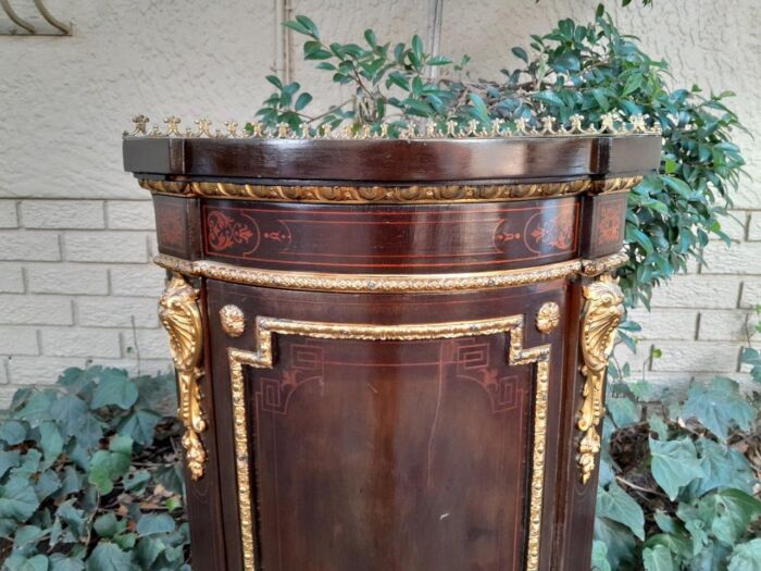 An Early 20thC French Style Mahogany Cabinet with Gilt Mounts, Gallery and Inlay - Image 7