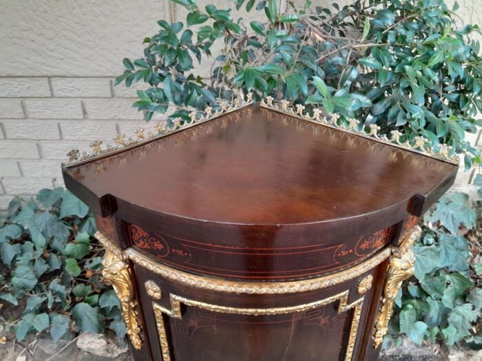 An Early 20thC French Style Mahogany Cabinet with Gilt Mounts, Gallery and Inlay - Image 8