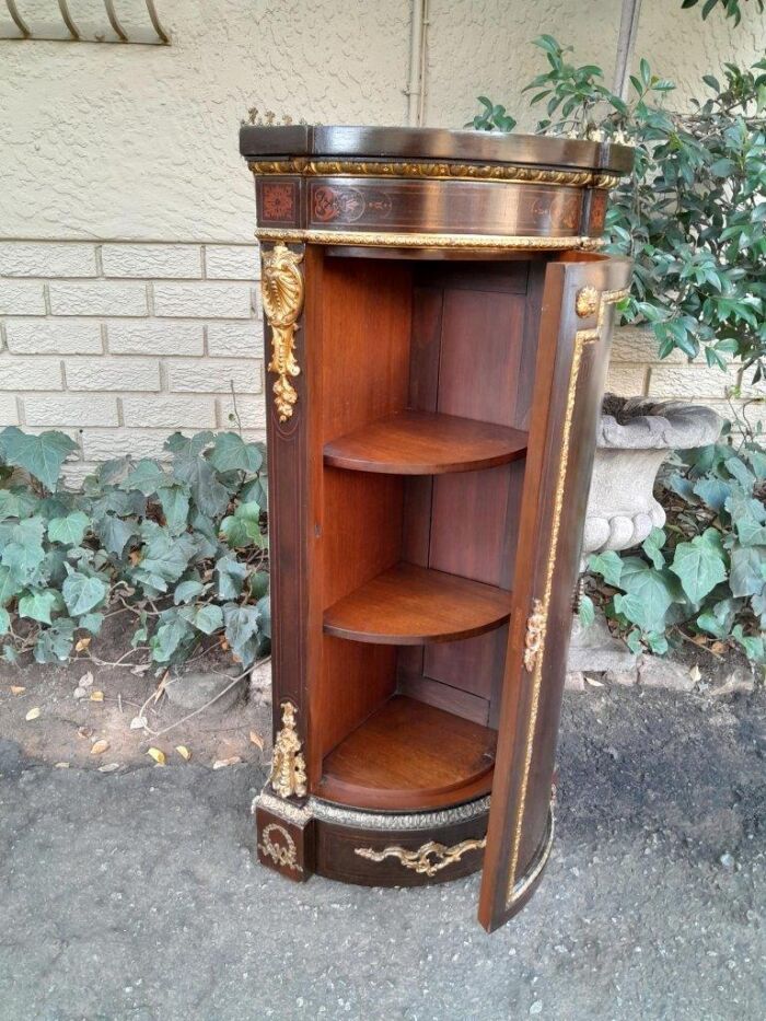 An Early 20thC French Style Mahogany Cabinet with Gilt Mounts, Gallery and Inlay - Image 10