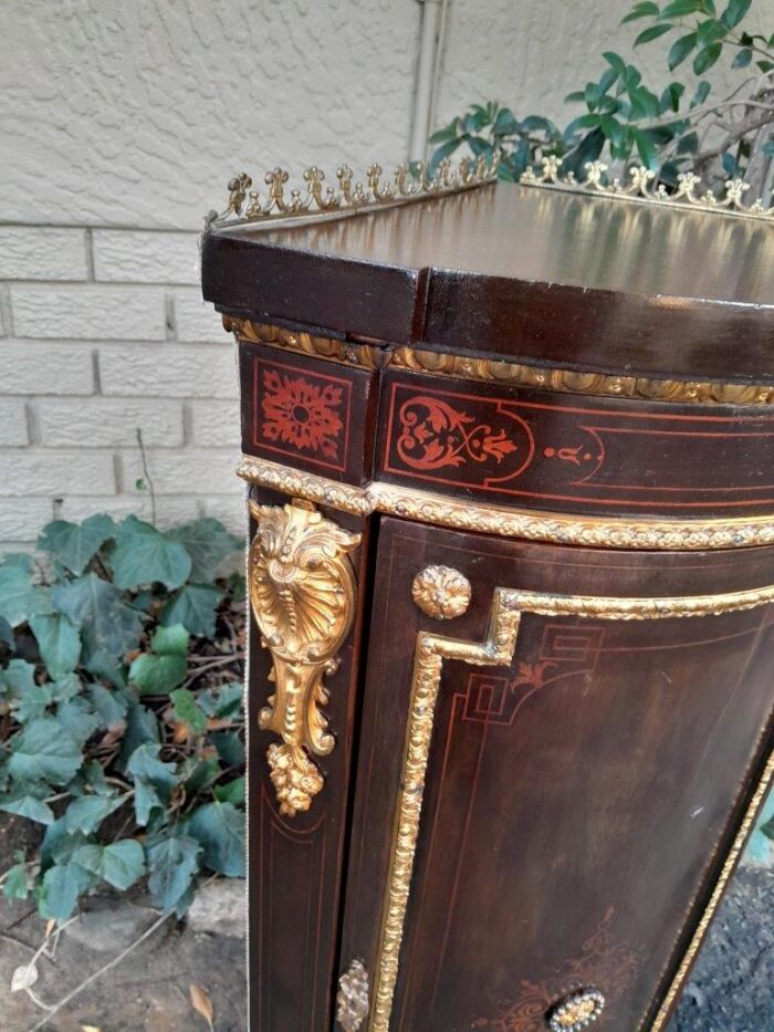 An Early 20thC French Style Mahogany Cabinet with Gilt Mounts, Gallery and Inlay - Image 11