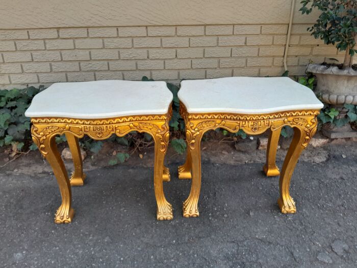 A Pair of 20th century French Style Giltwood Side Tables with Cream Galala Marble Tops - Image 4