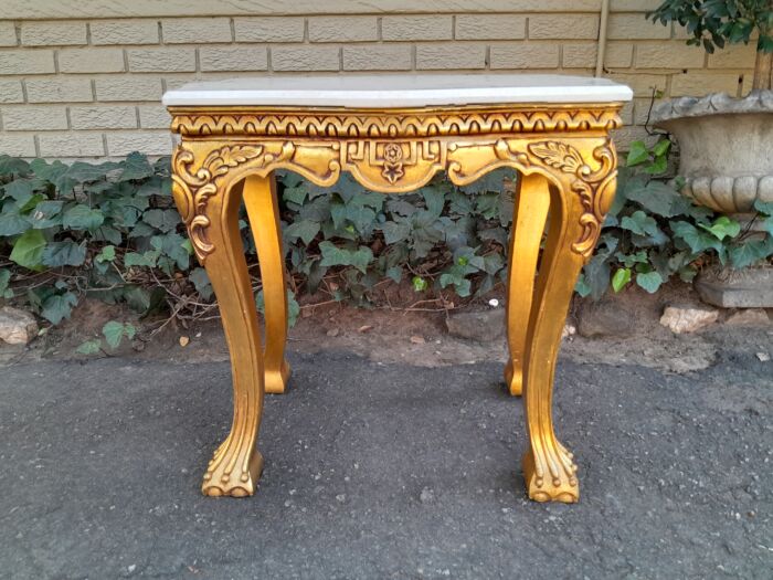 A Pair of 20th century French Style Giltwood Side Tables with Cream Galala Marble Tops - Image 7