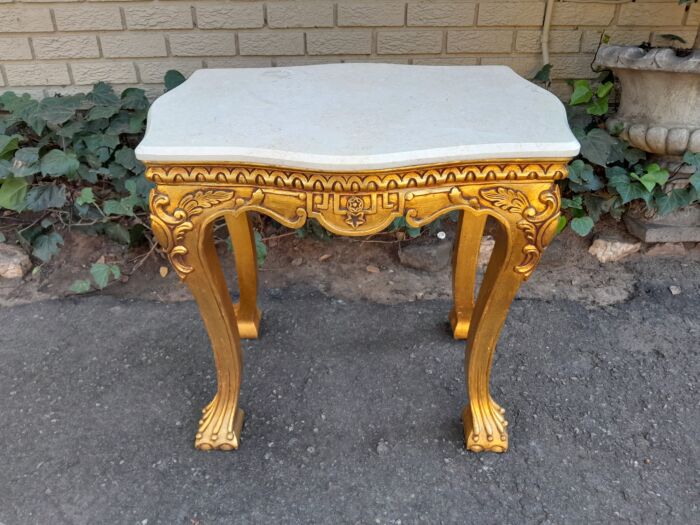 A Pair of 20th century French Style Giltwood Side Tables with Cream Galala Marble Tops - Image 8