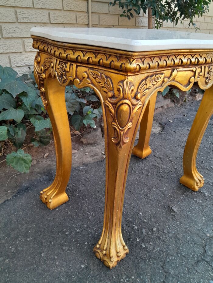 A Pair of 20th century French Style Giltwood Side Tables with Cream Galala Marble Tops - Image 10