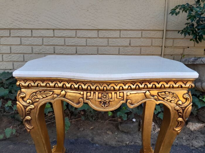 A Pair of 20th century French Style Giltwood Side Tables with Cream Galala Marble Tops - Image 11