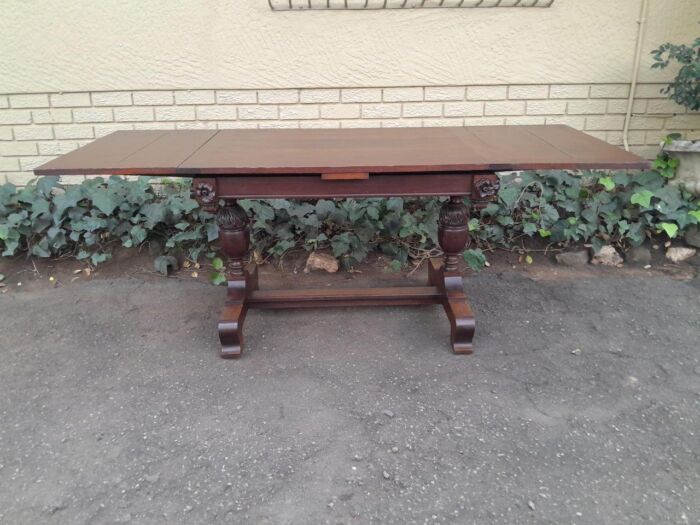 An Antique Edwardian Oak Dining Table With Two Extension Leaves