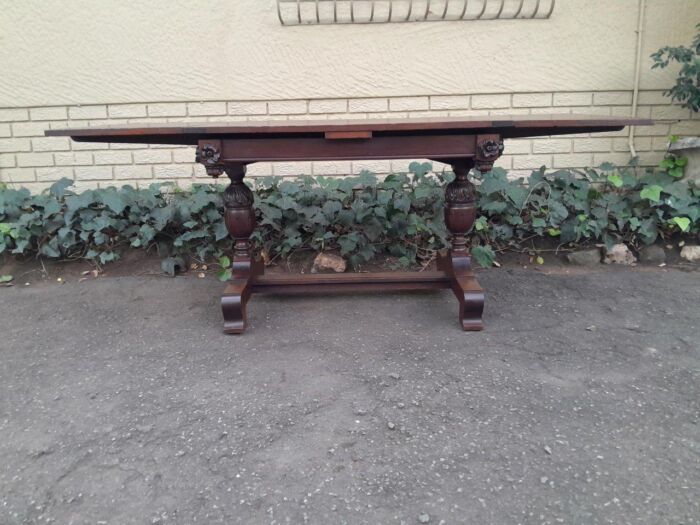 An Antique Edwardian Oak Dining Table With Two Extension Leaves - Image 2