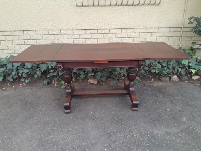 An Antique Edwardian Oak Dining Table With Two Extension Leaves - Image 3