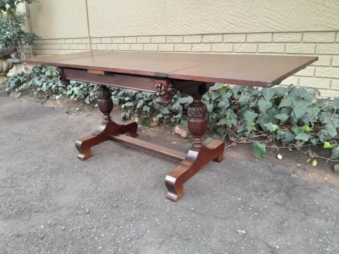 An Antique Edwardian Oak Dining Table With Two Extension Leaves - Image 5