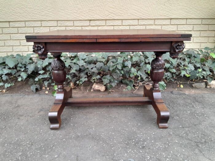 An Antique Edwardian Oak Dining Table With Two Extension Leaves - Image 6