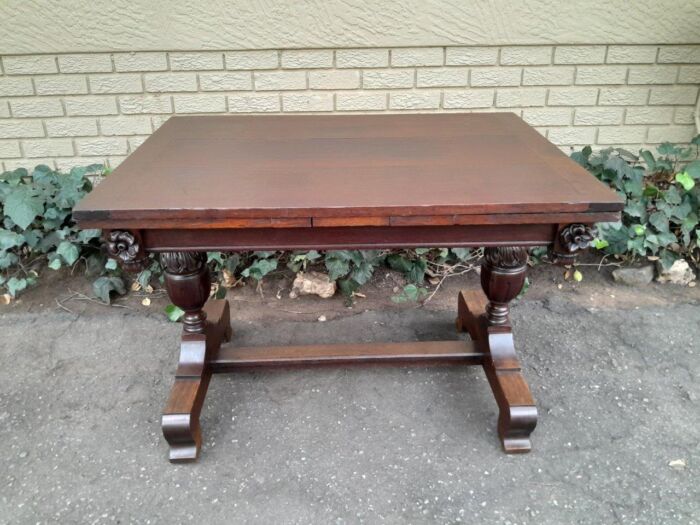 An Antique Edwardian Oak Dining Table With Two Extension Leaves - Image 7