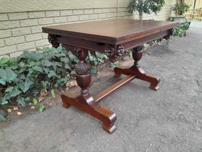 An Antique Edwardian Oak Dining Table With Two Extension Leaves - Image 8