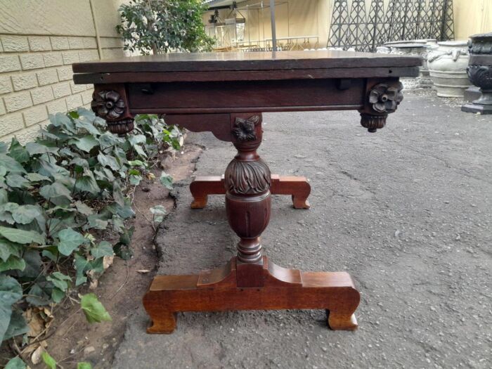 An Antique Edwardian Oak Dining Table With Two Extension Leaves - Image 9