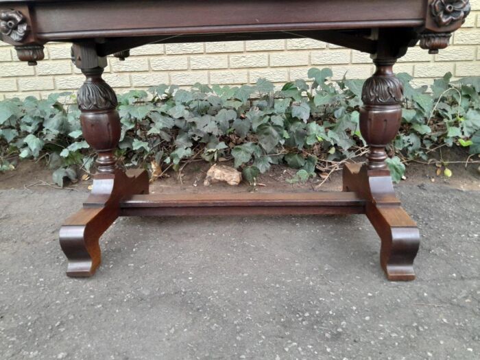 An Antique Edwardian Oak Dining Table With Two Extension Leaves - Image 10