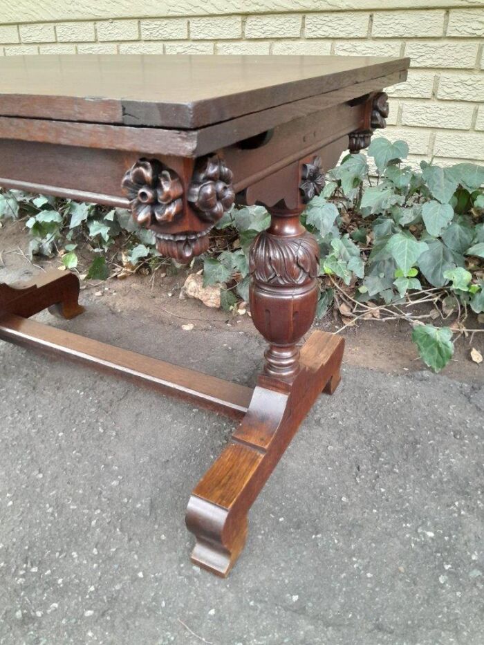 An Antique Edwardian Oak Dining Table With Two Extension Leaves - Image 11