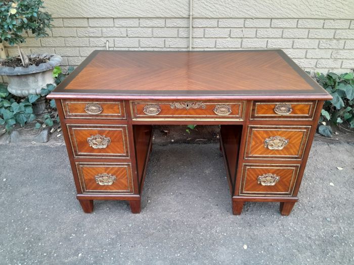 An Early 20th Century French Walnut And Gilt Mounted Desk - Image 4