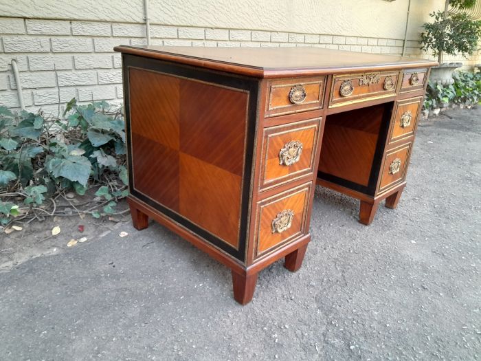 An Early 20th Century French Walnut And Gilt Mounted Desk - Image 5