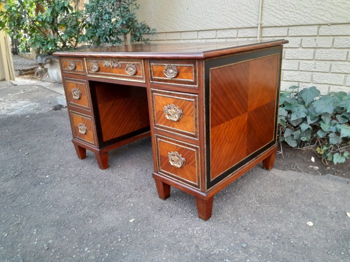 An Early 20th Century French Walnut And Gilt Mounted Desk - Image 6