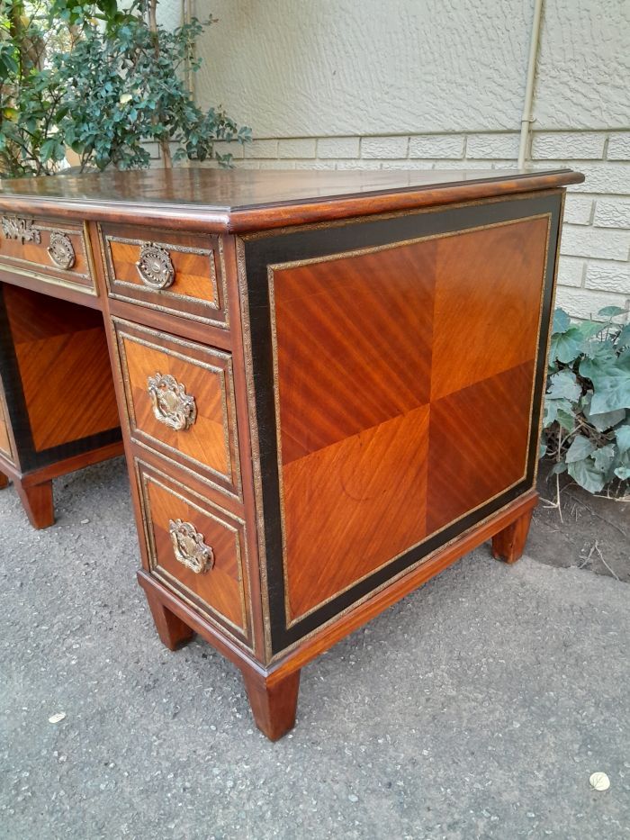 An Early 20th Century French Walnut And Gilt Mounted Desk - Image 11