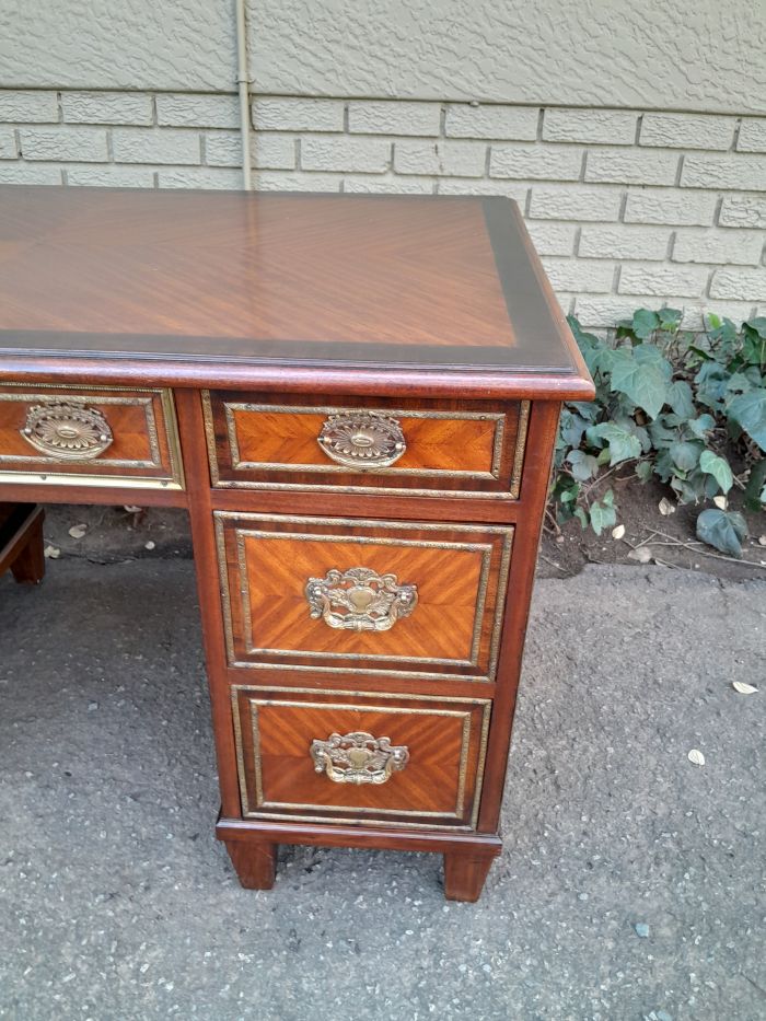 An Early 20th Century French Walnut And Gilt Mounted Desk - Image 10