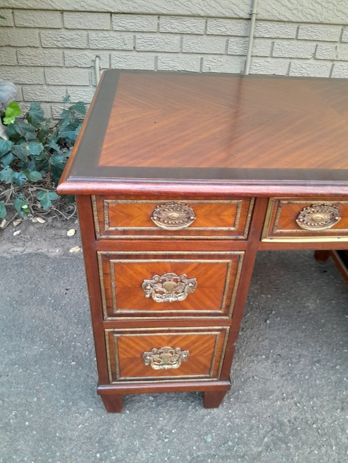 An Early 20th Century French Walnut And Gilt Mounted Desk - Image 9