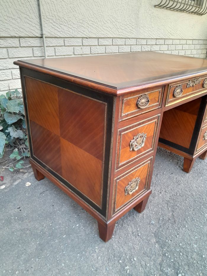 An Early 20th Century French Walnut And Gilt Mounted Desk - Image 8