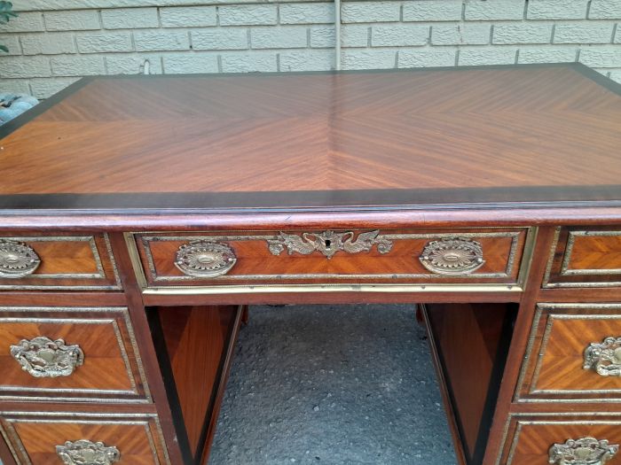 An Early 20th Century French Walnut And Gilt Mounted Desk - Image 7