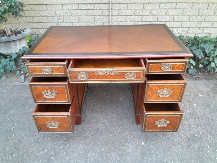 An Early 20th Century French Walnut And Gilt Mounted Desk - Image 12