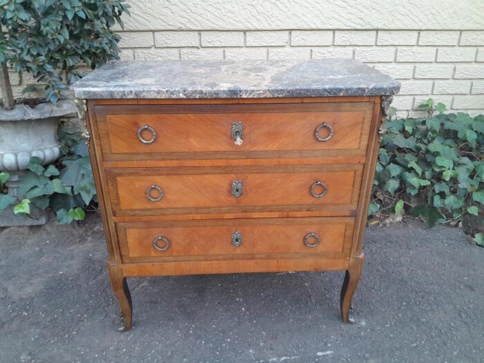 An Antique Kingswood and Gilt Metal Mounted Chest of Drawers with Marble Top - Image 2