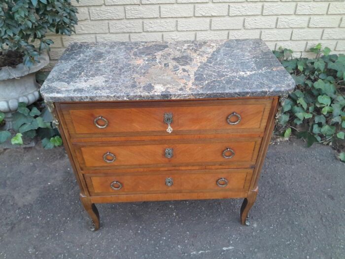 An Antique Kingswood and Gilt Metal Mounted Chest of Drawers with Marble Top - Image 3