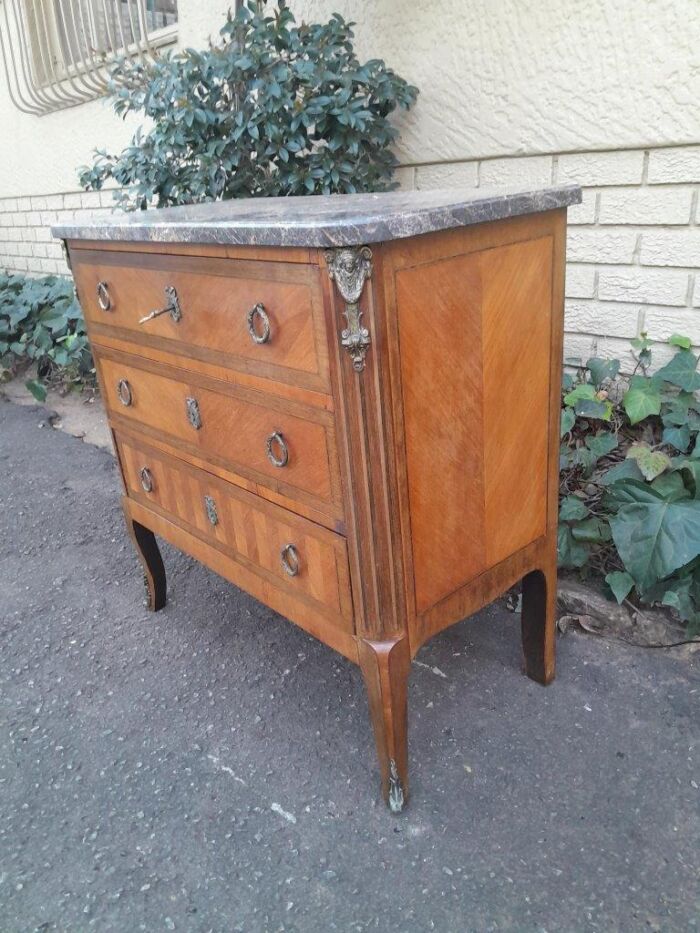 An Antique Kingswood and Gilt Metal Mounted Chest of Drawers with Marble Top - Image 5