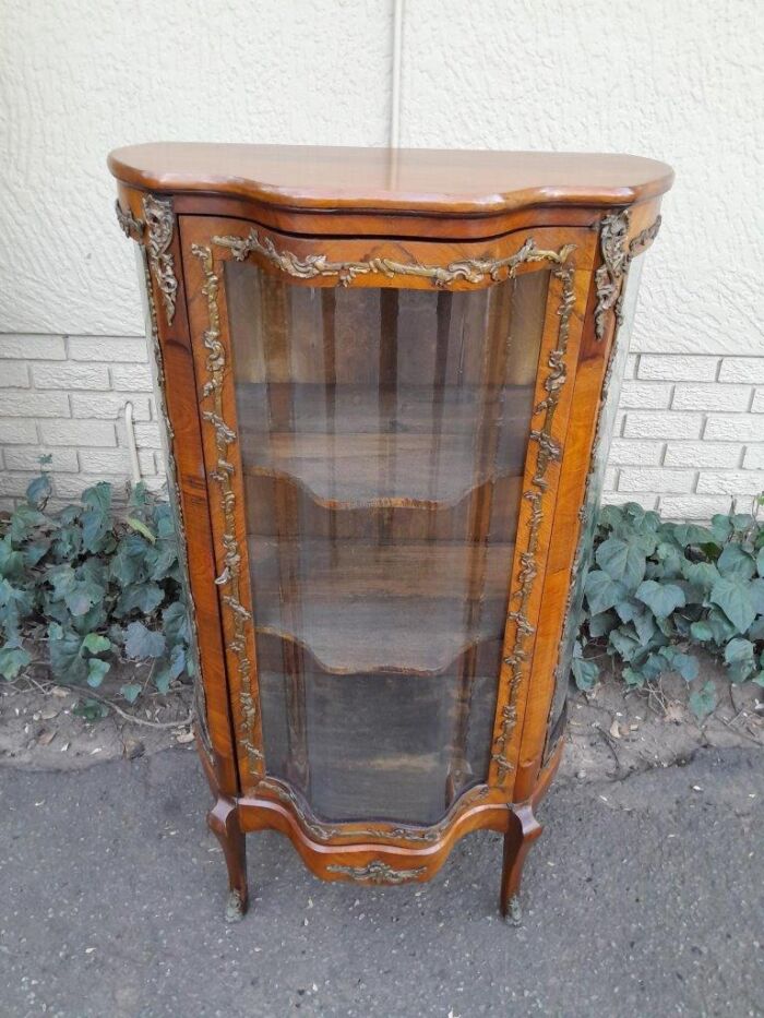 A 20th Century French Mahogany Vitrine With Gilded Metal Embellishments - Image 3