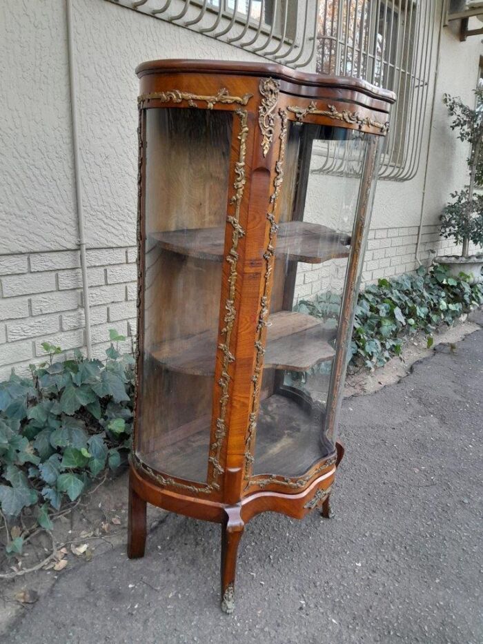 A 20th Century French Mahogany Vitrine With Gilded Metal Embellishments - Image 4