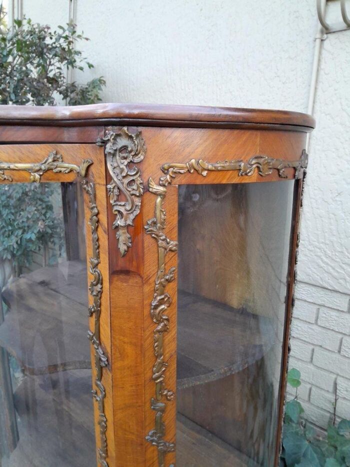 A 20th Century French Mahogany Vitrine With Gilded Metal Embellishments - Image 6