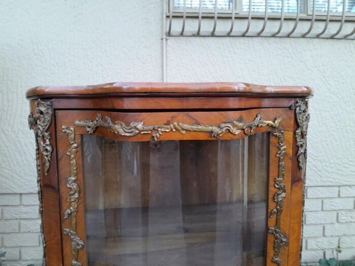 A 20th Century French Mahogany Vitrine With Gilded Metal Embellishments - Image 7