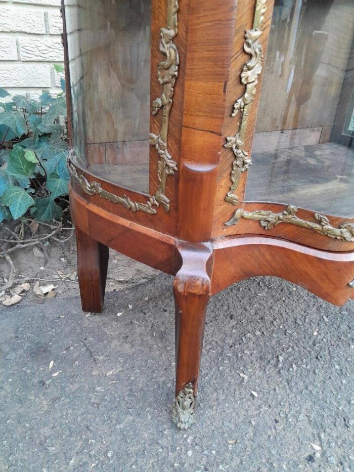 A 20th Century French Mahogany Vitrine With Gilded Metal Embellishments - Image 8