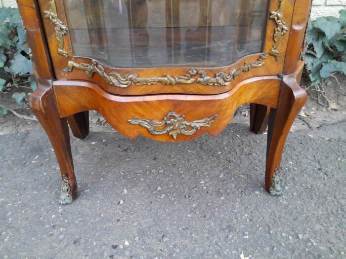 A 20th Century French Mahogany Vitrine With Gilded Metal Embellishments - Image 10