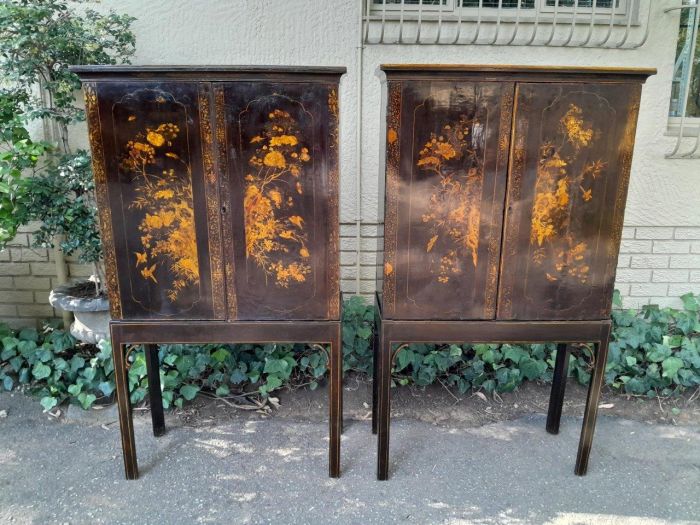 An 18th  / 19th Century Pair of English Chinoiserie Cabinets on Stands - Image 2