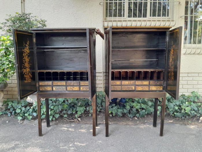 An 18th  / 19th Century Pair of English Chinoiserie Cabinets on Stands - Image 4