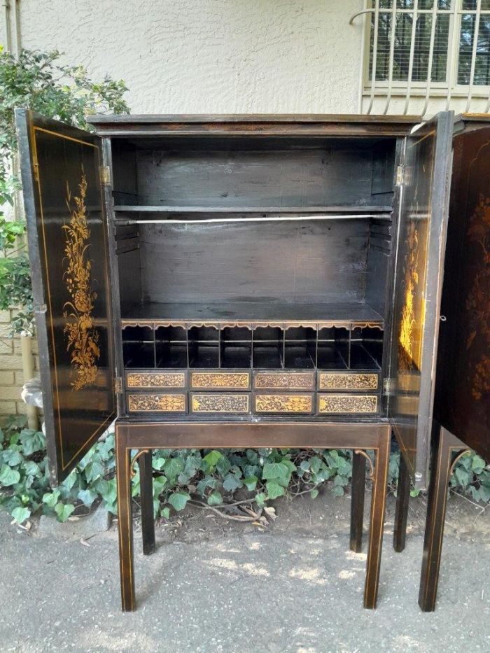 An 18th  / 19th Century Pair of English Chinoiserie Cabinets on Stands - Image 5